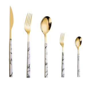 Juego de cubiertos modernos de metal dorado con mangos de mármol, aptos para lavavajillas, para el hogar y bodas. - Product Image 1