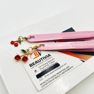 Pinzas para Extensión de Pestañas de 90 Grados, Delgadas y con Volumen, Logotipo Grabado Personalizado, Acero Sostenible, Pinzas de Belleza con Encanto de Cereza - Product Image 2