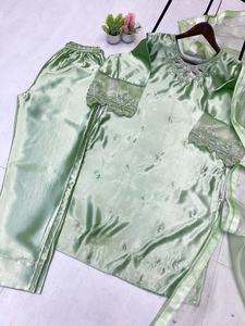 Colección de Salwar Kameez Indios con Bordado Frontal y Adornos de Cuentas y Lentejuelas, Listos para Usar, para Mujer, Disponibles en Stock - Product Image 6