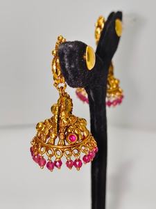 Boucles d'oreilles Jhumka en or massif 22 carats, style antique, motif Lakshmi, faites à la main, avec émeraudes vertes et perles naturelles - Product Image 3