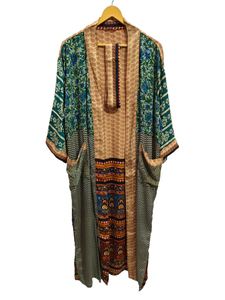 Kimono de Seda Hecho a Mano con Parches, Túnica Larga para Dormir o como Cubre Bikini, Kimono de Sari de Seda Reciclada Vintage Hecho a Mano en India - Product Image 4