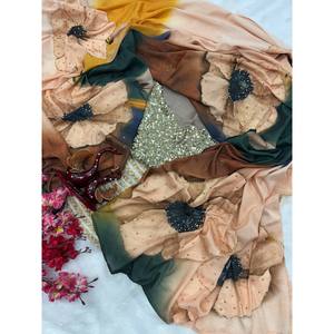 Hermoso Sari con Estampado Floral y Perlas, Trabajo Artesanal, Elegante Conjunto de Joyería Fina para Fiestas - Product Image 3