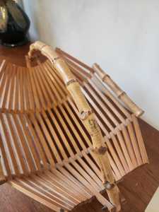 Ensemble de 2 paniers pliants vintage en bambou du Vietnam, plateaux en rotin avec poignées, décoration naturelle de style mi-siècle, panier à fruits et à pain - Product Image 5