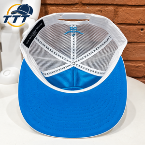 Gorra Trucker Personalizada de 5 Paneles con Malla Blanca, Logotipo Bordado en Azul, Cierre a Presión, Fabricante Vietnamita, OEM, ODM, Venta al Por Mayor, Fábrica de Gorras Trucker - Product Image 4