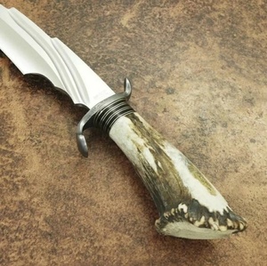 Cuchillo Bowie de Caza Personalizado con Mango de Asta, Hoja Fija Premium de Acero de Damasco, Punta Clip, Suministro B2B, Regalo, Amor - Product Image 3