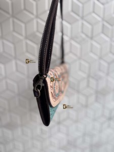 Cartera de Cuero Tallada a Mano de Alta Calidad, Elegante Color Turquesa, Multiusos, Estilo Occidental, para Mujer, Uso Diario - Product Image 2