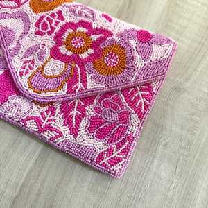 Bolso de mano rectangular blanco bordado a mano con lunares azul marino, cierre de cremallera, temática floral y correa de cadena - Product Image 4