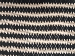Tissu en crochet noir et blanc en gros, motif chevron rayé horizontal épais pour vêtements et articles d'ameublement - Product Image 6
