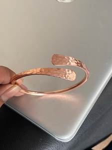 Bracelet manchette en cuivre fait main, design martelé rustique, large bande, bijou - Product Image 4