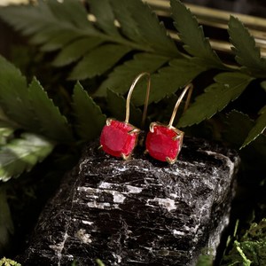 Pendientes Colgantes Minimalistas de Rubí Natural, Plata de Ley 925, Chapados en Oro de 14K, Joyería con Piedras Preciosas, Piedra de Nacimiento de Julio - Product Image 3