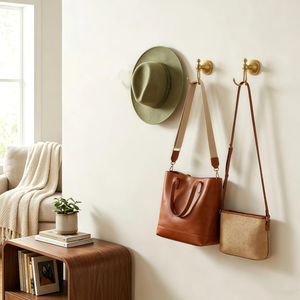 Gancho de pared de latón cepillado de doble púa con placa trasera redonda contemporánea, colgador metálico para toallas, batas, bolsos y accesorios de baño premium - Product Image 2