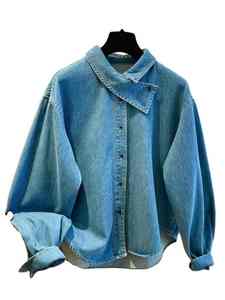 De las reuniones de oficina a las fiestas de fin de semana, estas prendas multiusos son esenciales para cada chica moderna y para mujeres. Tops de mezclilla. - Product Image 3