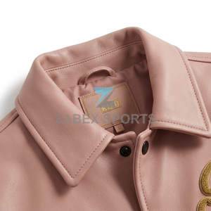 Chaqueta Universitaria Personalizada para Hombre, Diseño OEM ODM, Chaqueta Clásica de Cuero PU con Parches, Cierre de Botones y Dobladillo de Punto Acanalado - Product Image 3