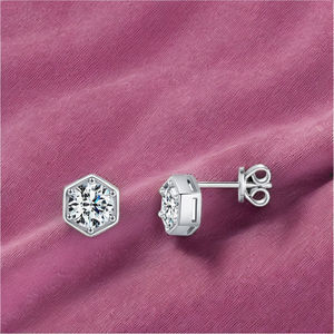 Pendientes de Moissanita Solitarios con Engaste de Bisel, Chapados en Rodio, Brillantes, Geométricos, Lindos y Personalizados, de Plata 925, con Diamantes SHRAMAN, Venta al por Mayor - Product Image 4