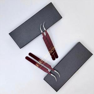 Pince à épiler professionnelle pour extensions de cils, en acier inoxydable, à pointe courbe, avec revêtement en poudre rouge foncé, volume Boot Volume et grip diamanté, instrument de beauté - Product Image 1