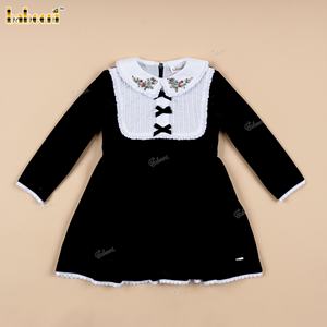 DR4544 – Vestido Negro de Terciopelo con Corte en A y Detalles Bordados a Mano - Product Image 1