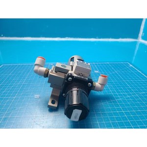 Filtre-régulateur pneumatique SMC AW30-N03E3-ZA, utilisé comme pièce détachée pour équipement semi-conducteur d'occasion - Product Image 2