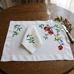 Juego de Manteles Individuales y Servilletas de Lino Blanco de Lujo con Bordado Personalizado de Granada y Pájaro, con Dobladillo, para Hogar, Restaurantes y Eventos - Product Image 1