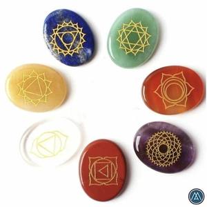 Meilleures ventes : Ensemble de 7 chakras gravés, Pierres de méditation plates pour la paume, Guérison Reiki, Ensemble de pierres précieuses florales pour la méditation et le soulagement du stress - Product Image 2