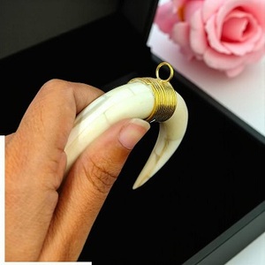 Colgantes de Hueso Hechos a Mano con Temática Animal, Ecológicos y Elegantes, que Abrazan la Naturaleza, de FS International - Product Image 3