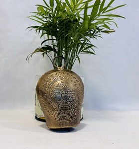 Campana colgante tibetana de latón con Om Mani Padme Hum, silueta clásica de campana curva con diseño de mandala de loto. - Product Image 2