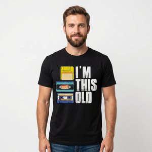 เสื้อยืดกราฟิกพิมพ์ลายเทปคาสเซ็ตและฟล็อปปี้ดิสก์สไตล์เรโทรสำหรับผู้ชาย แขนสั้น สีดำ ทรงปกติ - Product Image 5