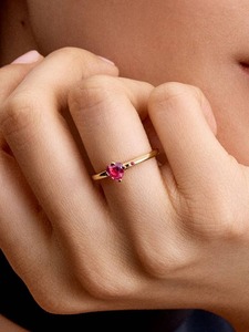 Elegante Anillo Minimalista de Lujo para Mujer en Oro de 18K con Rubí en Forma de Corazón, Engaste de Puntas y Piedras Laterales Certificadas IGI - Product Image 6