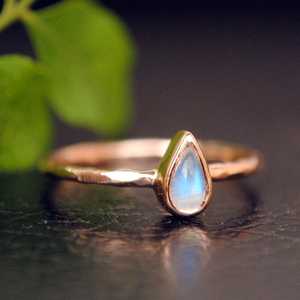 Bague artisanale en pierre de lune en forme de poire, pierre précieuse naturelle, finition or irisé, pour elle - Product Image 6