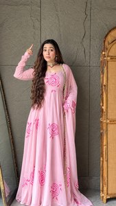 Salwar Kameez con Estampado de Rosas Rosadas Hechas a Mano, Traje Tradicional para Mujer, Largo hasta el Suelo, Corte Holgado, de Rayón, para Bodas, Estilo India/Pakistán - Product Image 3