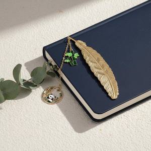 Marque-page vintage unique en métal avec finition rustique, parfait pour les collectionneurs de papeterie antique et d'objets littéraires. - Product Image 2