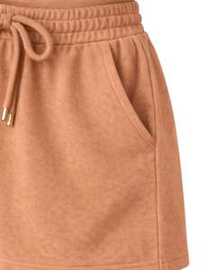 Conjunto de Top Corto Acanalado y Pantalones Cortos con Cordón para Mujer, Color Beige Camel con Bordado de Corazón Rojo, Atuendo Casual de Dos Piezas Personalizado - Product Image 5