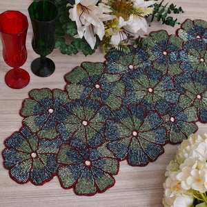 Chemin de table perlé fait main pour mariage – Décoration florale blanche et dorée - Product Image 1