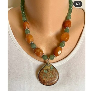 Collier artisanal en résine et perles de bois, rond, rustique, bijou statement, orange-brun, artisanat naturel - Product Image 4