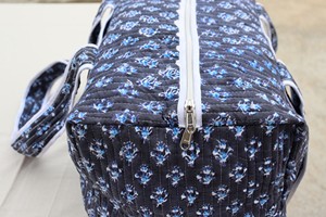 กระเป๋าเดินทางผ้าฝ้ายบุนวมน้ำหนักเบาสำหรับผู้หญิง ทำด้วยมือพร้อมซับในโพลีเอสเตอร์ทนทาน เหมาะสำหรับการเดินทางค้างคืนหรือวันหยุดสุดสัปดาห์ - Product Image 3