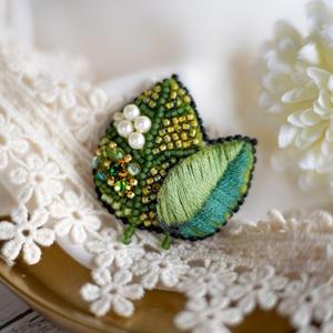 Applique brodée de fleurs de lotus en coton, ornée de perles, faite à la main, patch personnalisé en perles de rocaille, embellissement floral décoratif pour vêtements et sacs - Product Image 2