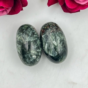 Pierre de palmier ovale en séraphinite verte naturelle faite à la main, marque Chakralume, pour la guérison, le Reiki, la méditation, la thématique de l'amour et la décoration énergétique - Product Image 5