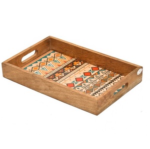 Plateau de service en bois avec base imprimée en émail, plateau de petit-déjeuner rustique avec poignées découpées - Product Image 3