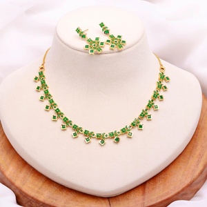Ensemble de collier avec pendentif émeraude carrée |   Bijoux de luxe plaqués or 22 carats pour femmes |   Collier de mariée élégant, prix de gros - Product Image 3