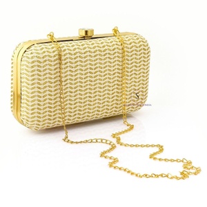 Pochette de soirée élégante pour femme, brodée à la main en Inde, avec un design blanc scintillant et une chaîne. - Product Image 2