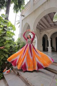 Vestido de diseñador con estampado Bandhej, bordado Gamthi y trabajo con espejos, de georgette sintético con vuelo completo, especial para Navratri, listo para usar. - Product Image 1