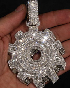 Colgante de Lujo de Plata de Ley 925 con Moissanita y Diamantes Personalizados Dvars, Joyería Hip Hop Totalmente Engastada, Pasa la Prueba del Diamante - Product Image 1