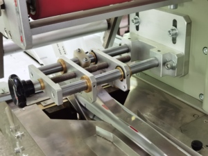Machines d'emballage horizontales à rouleaux de films automatiques Petits pains sucrés Pain français Gâteaux Machine d'emballage sur oreiller 250 320 - Product Image 3