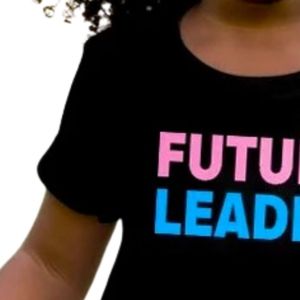 เสื้อยืดแขนสั้นลายกราฟิกสำหรับเด็กผู้หญิง สีดำ พิมพ์ลายตัวอักษร Future Leader คอกลม สวมใส่สบาย น้ำหนักเบา เหมาะสำหรับทุกวัน - Product Image 2