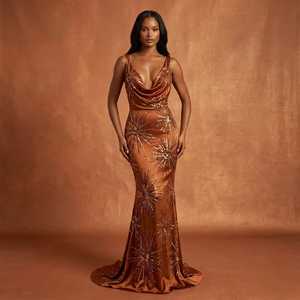 Robe de mariée sirène en satin violet à col rond, avec traîne, grande taille, style droit, ornée de perles et gaufrée, soutien-gorge intégré, style vintage moderne - Product Image 3