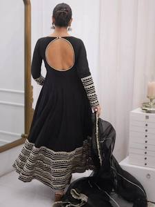 Ensemble de robe Anarkali noire brodée, 3 pièces - Product Image 2