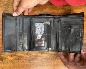 Vente en gros Nouveau portefeuille à trois volets en cuir de vachette au design luxueux Porte-cartes en cuir véritable grande capacité de haute qualité pour femmes - Product Image 6