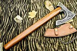 Hacha de Batalla Vikinga Hecha a Mano Personalizada, Grabada en Acero al Carbono, Hacha Nórdica con Mango de Madera de Fresno y Funda de Cuero - Product Image 2
