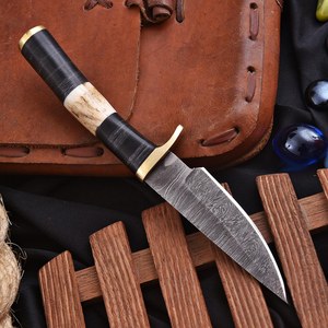 Cuchillo de caza de acero de Damasco forjado a mano UA Supplies, hoja fija con filo biselado y punta caída, mango de cuerno de ciervo y madera, con funda de cuero 10. - Product Image 5