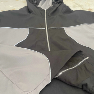 Chaqueta Deportiva Cortavientos con Capucha para Hombre, Negra y Gris, Manga Larga, Diseño Color Block, Cierre de Cremallera, Corte Regular, para Otoño - Product Image 3