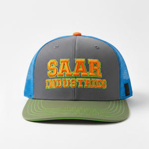 Gorra Trucker Bordada en 3D con Logotipo Personalizado SAAR INDUSTRIES - Gorra Snapback de 5 Paneles en Gris y Azul con Visera Verde - Product Image 2